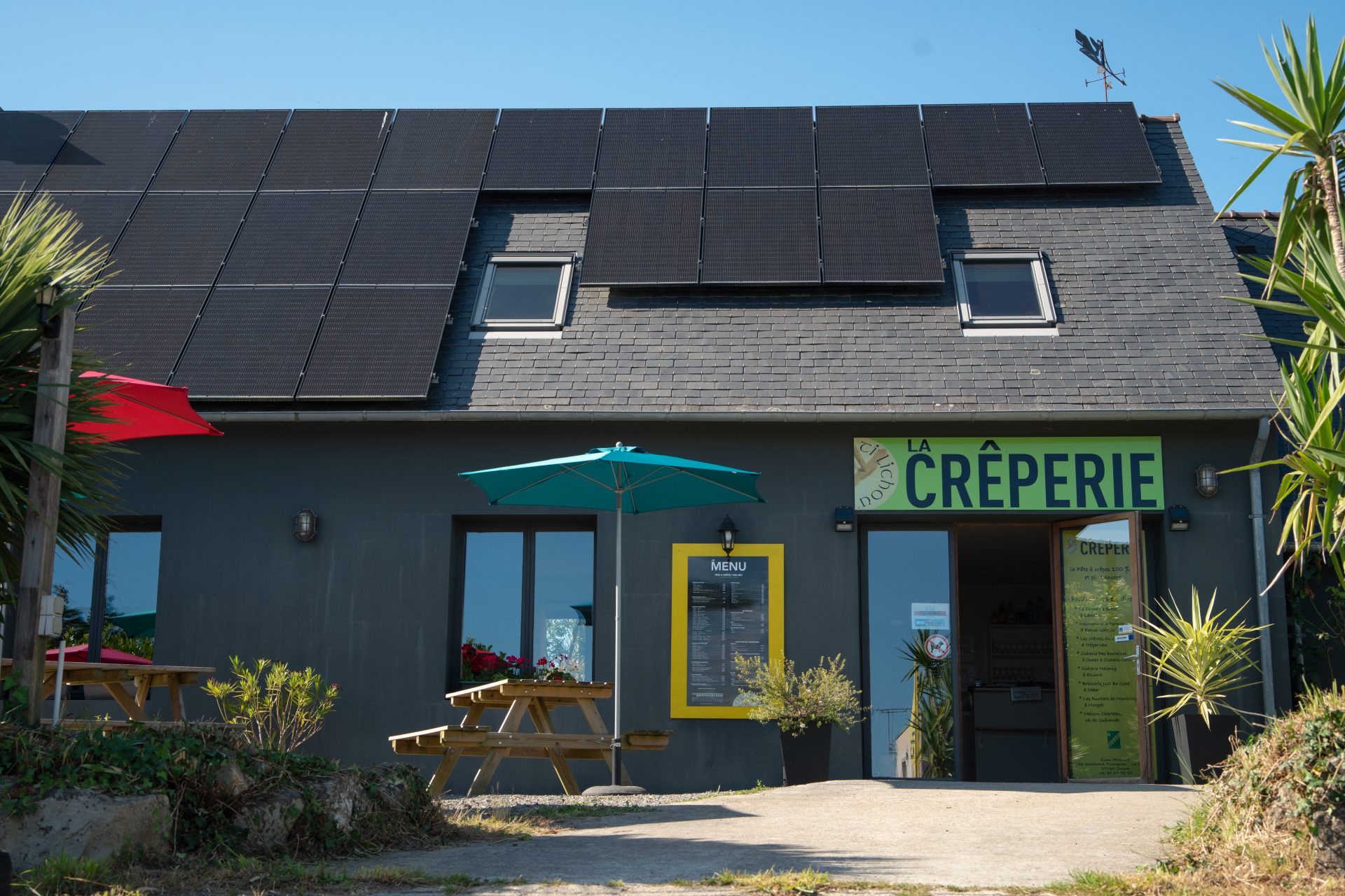 La crêperie avec parasols colorés